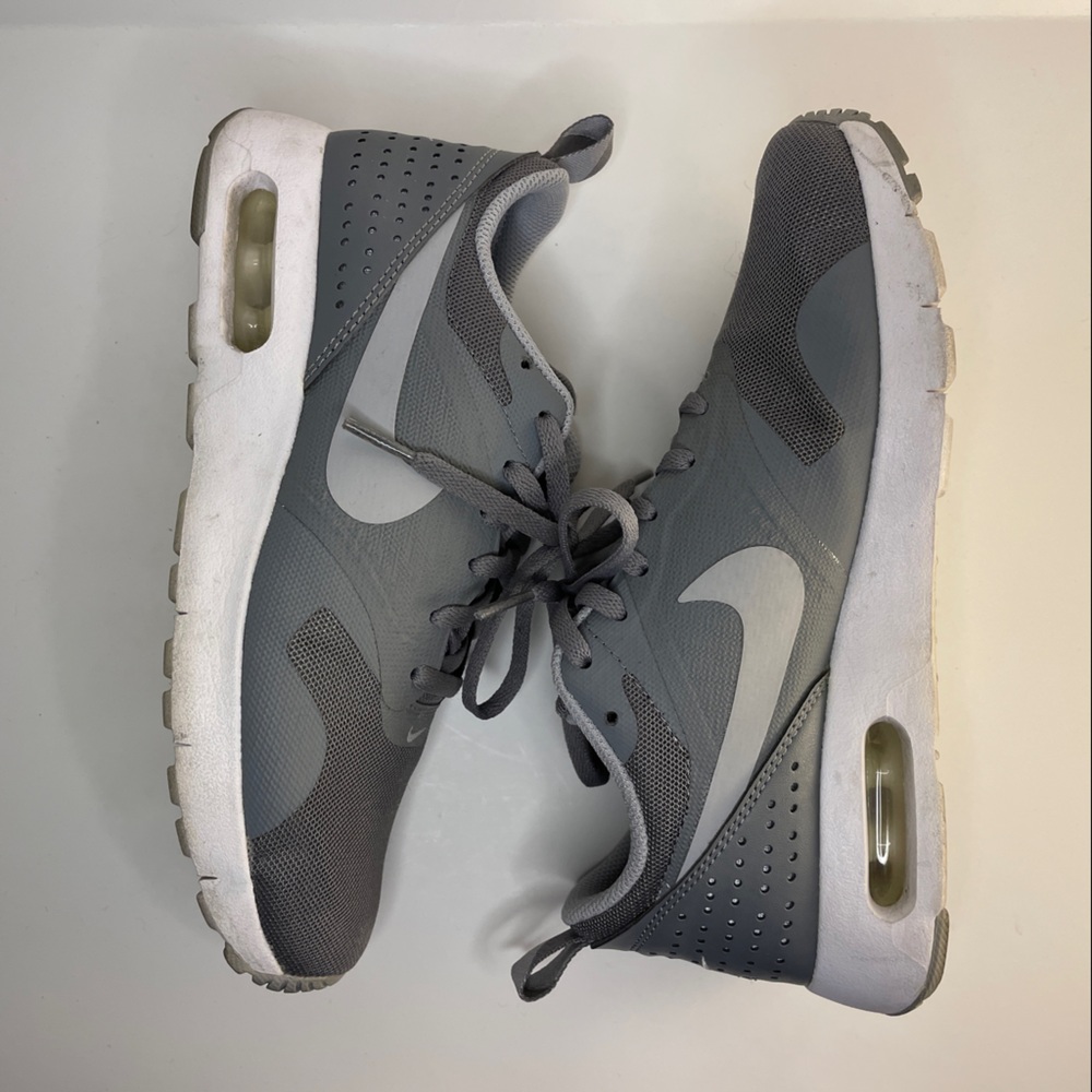 Nike Air Max Tavas, Boys Size 4, Grey/Gray, Slightly Worn